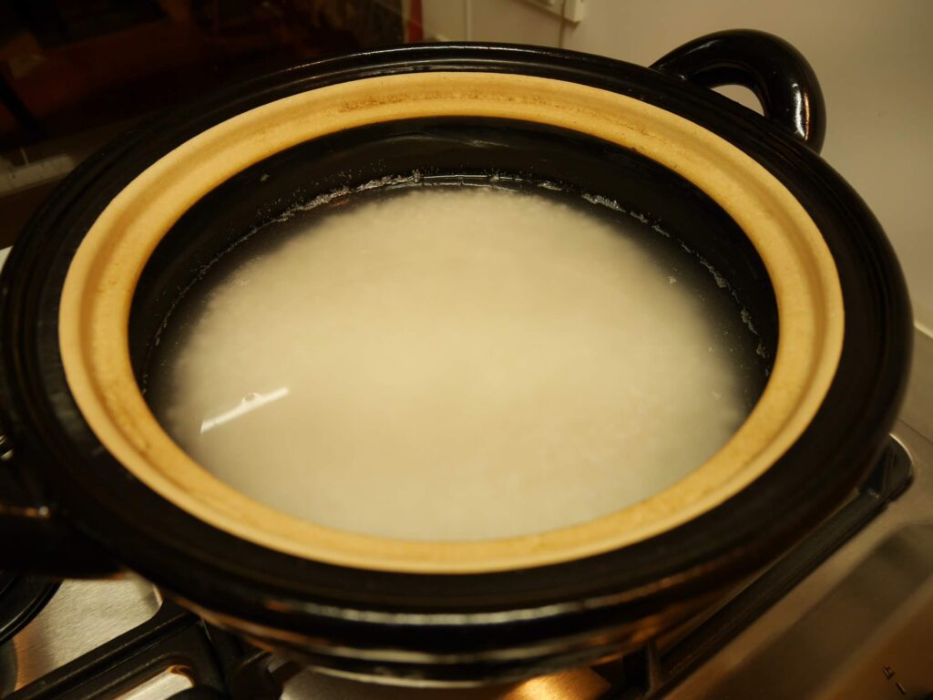 土鍋に入れたお米と水