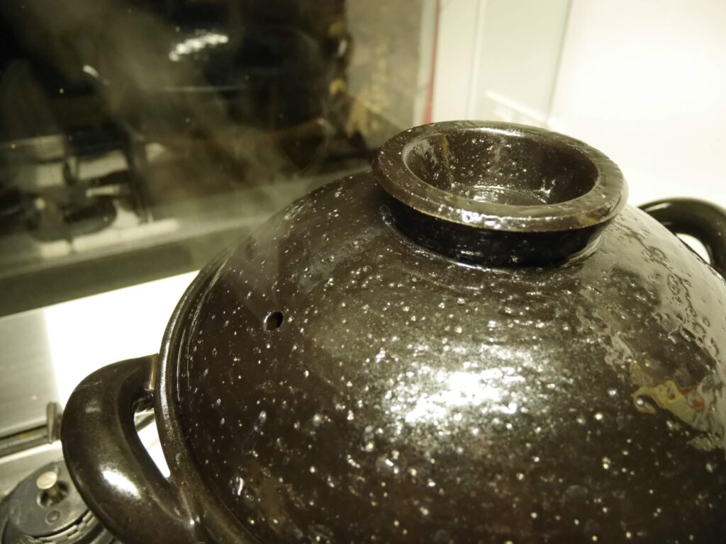 土鍋から噴き出す蒸気