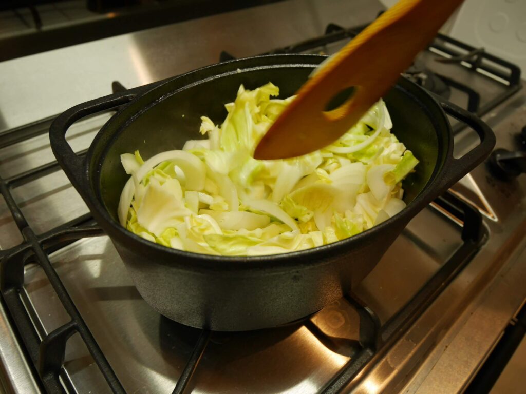 コンロ「プラスドゥ」のダッチオーブンで野菜を炒める