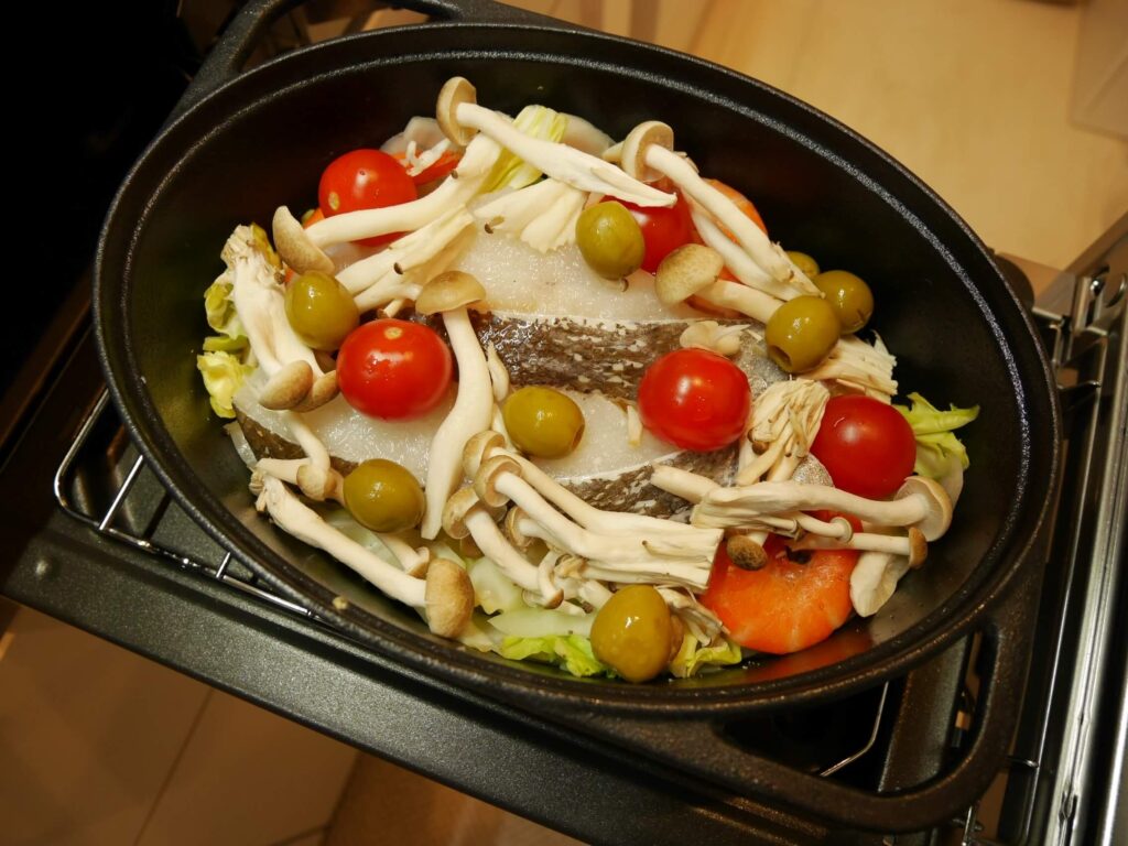 コンロ「プラスドゥ」のダッチオーブンで作るアクアパッツァ