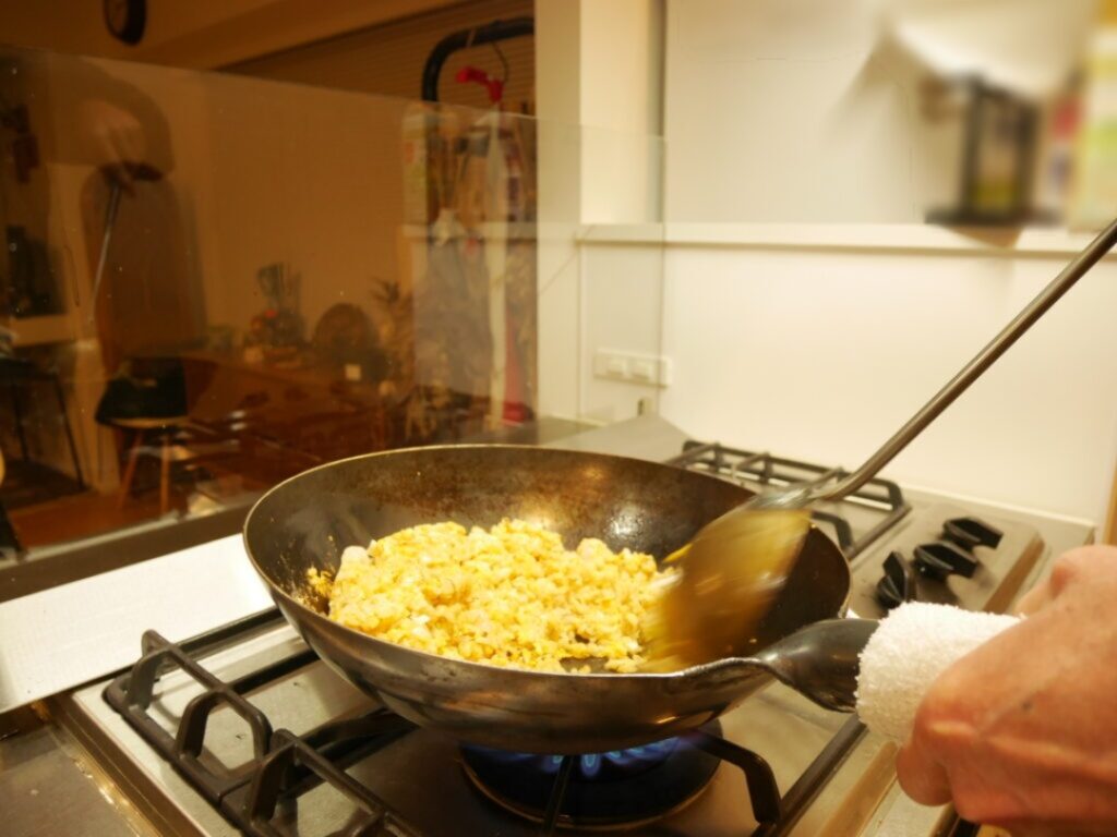 コンロ「プラスドゥ」の高火力で調理する炒飯