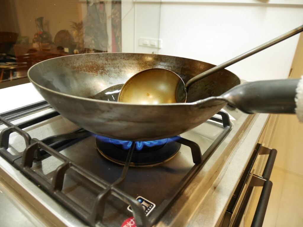 コンロ「プラスドゥ」の高火力で熱する中華鍋